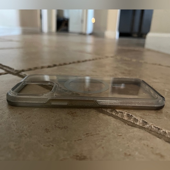 SYMMETRY CLEAR MAGSAFE iPhone case - Picture 3 of 9